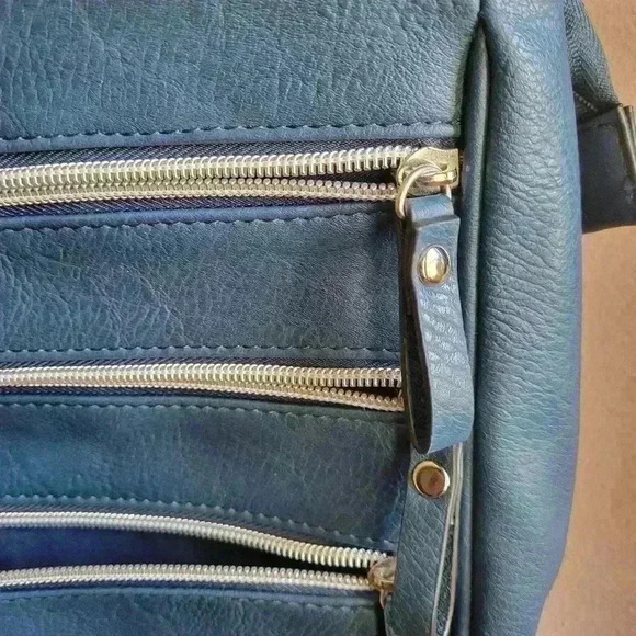 Beautiful! BUENO Navy Blue Crossbody Bag Adjustable Faux Laether Silver Zippers - Picture 6 of 10